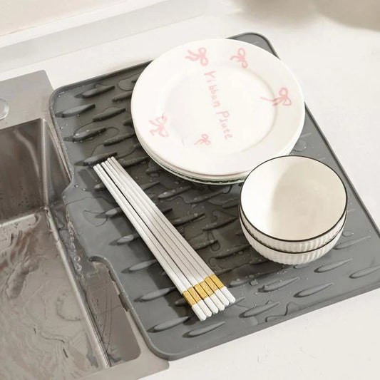 🍽️ 50% OFF NOW! ✨ No-Spill Silicone Worktop Saver - Heat-Resistant & Non-Slip Drying Mat with Drainage Groove 💧🧽